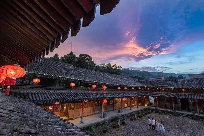 又一明星哭穷,没钱请粉丝吃饭,还有说月薪2万没法活的